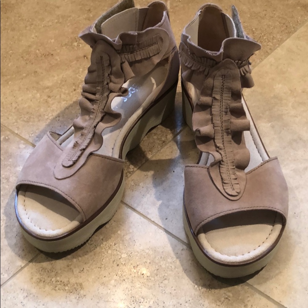 Gabor light pink suede sandals w/ velcro close